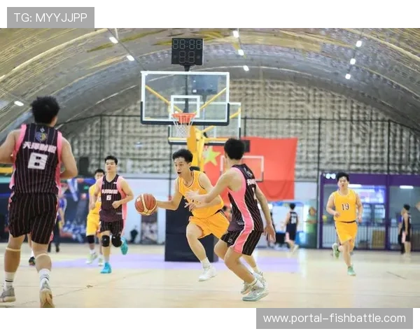 广州中学生篮球赛观众席爆满,家长企业组建助威团 广州中学生篮球赛观众席爆满,家长企业组建助威团