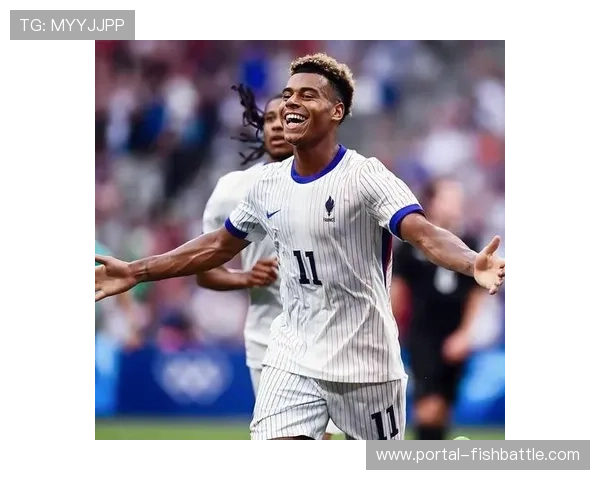 巴黎圣日耳曼中场杜埃获最佳年轻球员，感恩父母支持与教育。